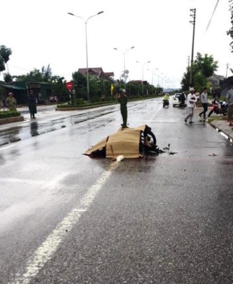 Hiện trường vụ tai nạn khiến hai cô gái tử vong tại chỗ.