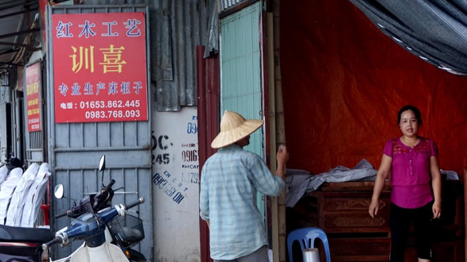 Một cửa hiệu kinh doanh đồ gỗ tại xã Hương Mạc với biển hiệu hoàn toàn in chữ Trung Quốc.
