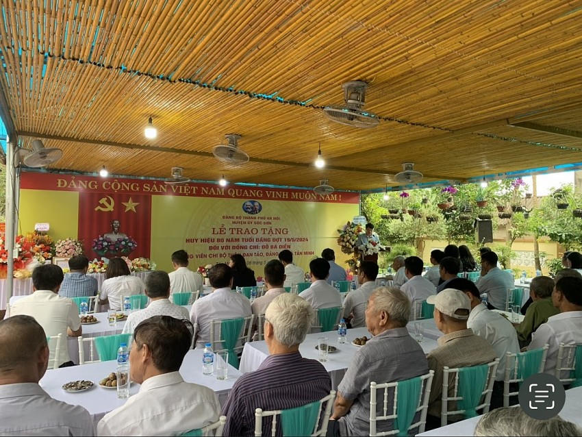 Quang cảnh buổi lễ trao tặng Huy hiệu 80 năm tuổi Đảng cho ông Đỗ Bá Diễn.