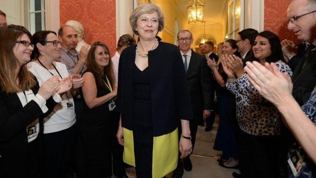 Bà Theresa May được chào đón tại Văn phòng Chính phủ ở số 10 Downing. (Ảnh: AP)