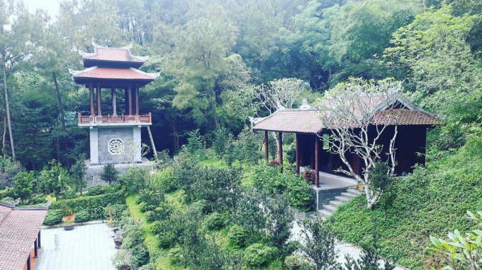 Khung cảnh yên bình của khuôn viên Huyền Không Sơn Thượng.
