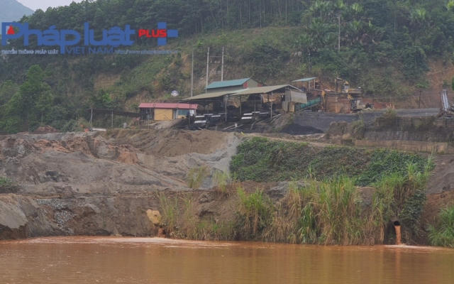 Yên Bái: Xe chở quặng hoành hành tàn phá đường dân sinh, người dân