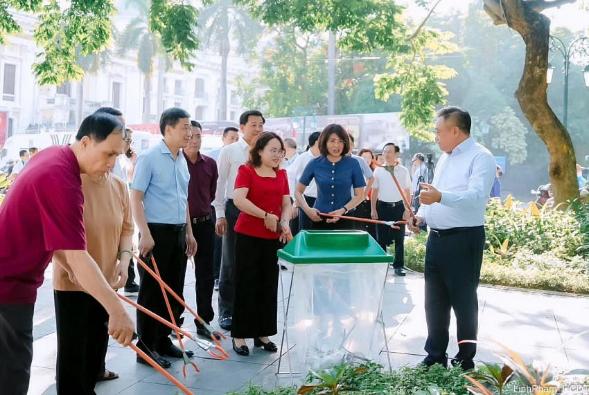 Chủ tịch UBND TP Hà Nội tham gia vệ sinh môi trường với người dân thành phố. Ảnh: SGGP