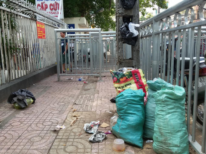 Những bao tải rác...