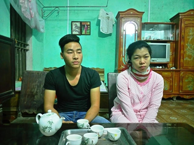 Vợ chồng sản phụ Trần Thị Yến đau buồn khi trò chuyện với phóng viên.