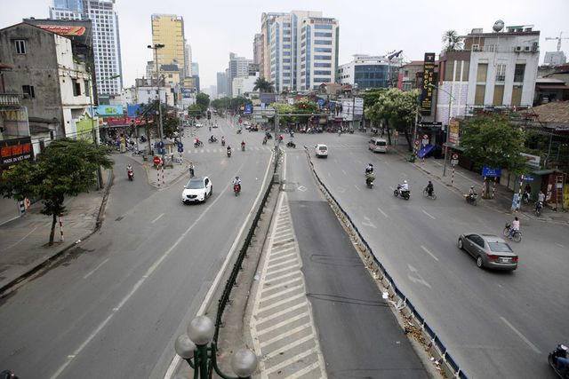 Đoạn ngã tư La Thành - Giảng Võ ngay thường đông là vậy nhưng hôm nay khác hẳn.