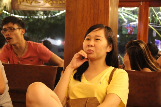 Không chỉ thu hút cánh đàn ông, trận đấu còn thu hút cả những ... phái yếu