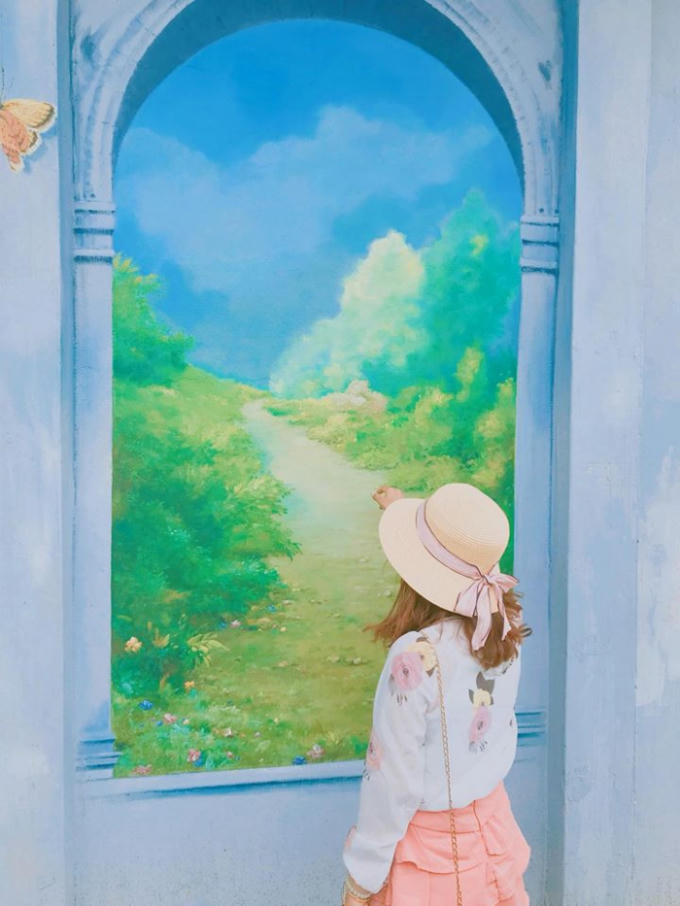 Nhờ đó, ngôi làng chài nghèo, còn nhiều khó khăn bỗng vụt trở thành địa điểm du lịch mới lạ và rất hot trong năm 2016. Các bạn trẻ nô nức kéo nhau đến khám phá những bức bích họa rực rỡ sắc màu. Qua thời gian, dù đã hạ nhiệt ít nhiều, làng bích họa Tam Thanh vẫn là cái tên quen thuộc và địa điểm sống ảo yêu thích của nhiều tín đồ mê hội họa. Ảnh: Be Tran.