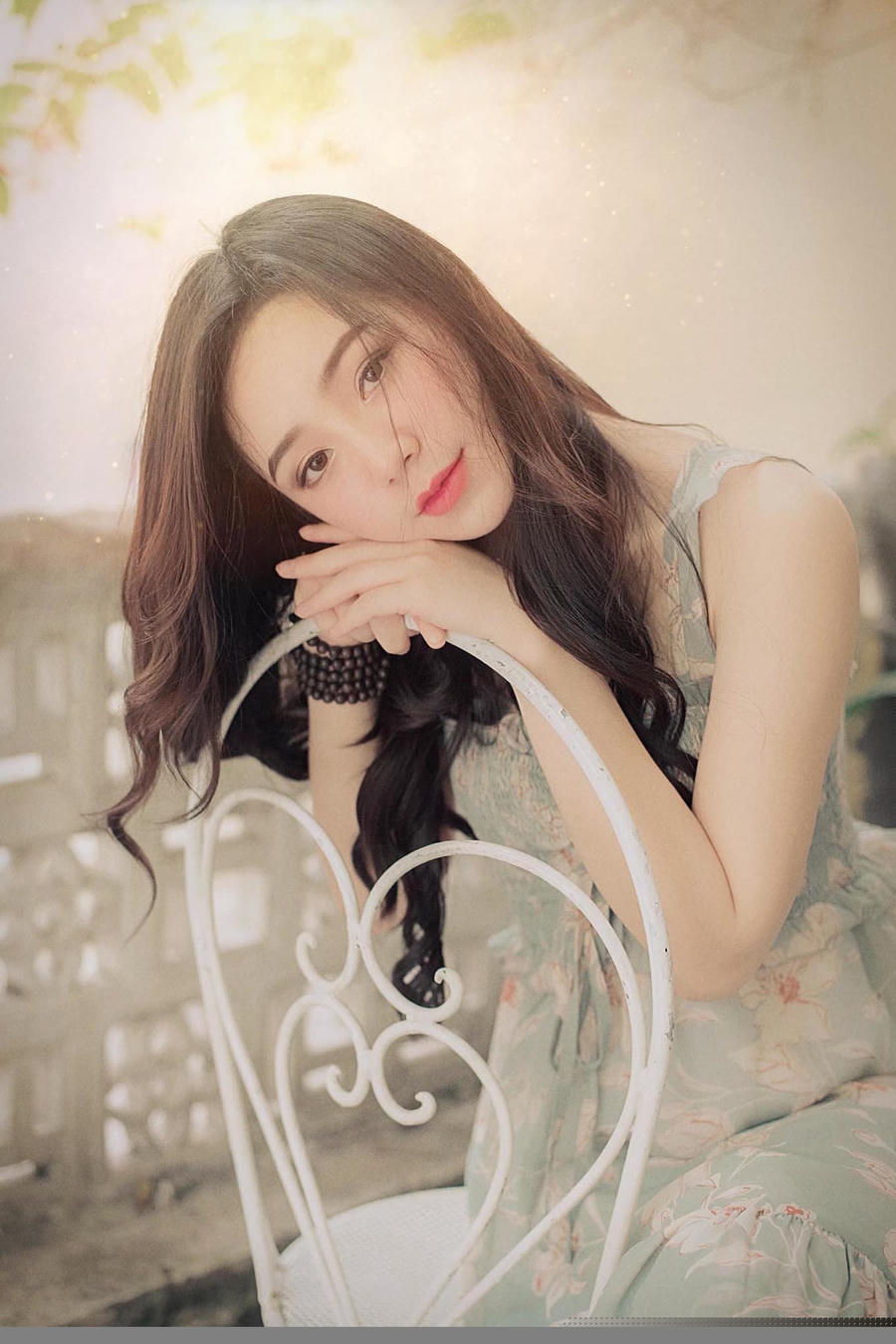 Thời trang điệu đà tôn sắc vóc nuột nà của Quỳnh Kool