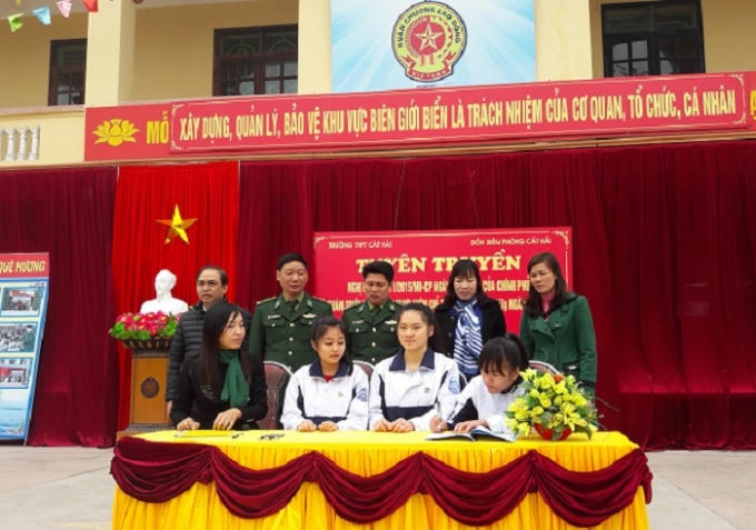 Đại diện Ban giám hiệu và học sinh đăng ký tham gia phong trào.