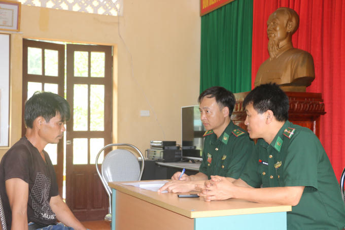 Cán bộ Đồn Biên phòng Ngọc Chung tiến hành lấy lời khai đối tượng Dũng.