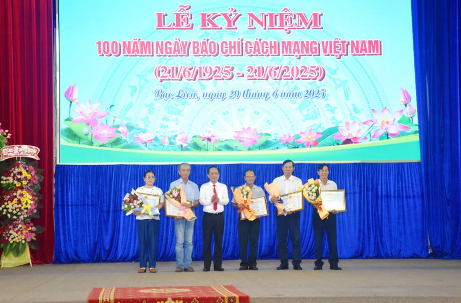 Ông Phạm Văn Thiều - Phó Bí thư Tỉnh ủy, Chủ tịch UBND tỉnh Cà Mau, tặng Bằng khen cho gia đình cố nhà báo có nhiều cống hiến cho sự nghiệp Báo chí cách mạng tỉnh.