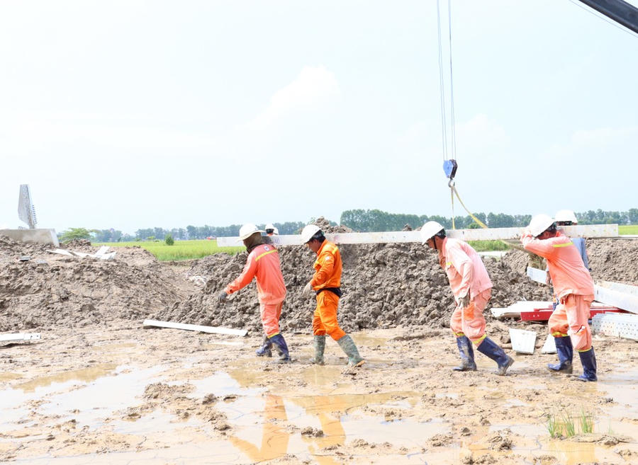 Đẩy nhanh tiến độ để khánh thành đường dây 500kV Quảng Trạch-Phố Nối trong tháng 7. (Ảnh minh họa: EVN)