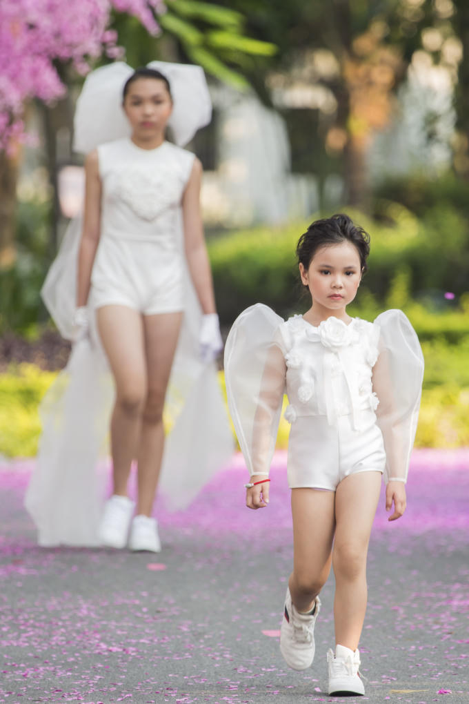 Xu&acirc;n Lan v&agrave; b&eacute; Thỏ diện đầm trắng l&agrave;m vedette cho Văn Th&agrave;nh C&ocirc;ng
