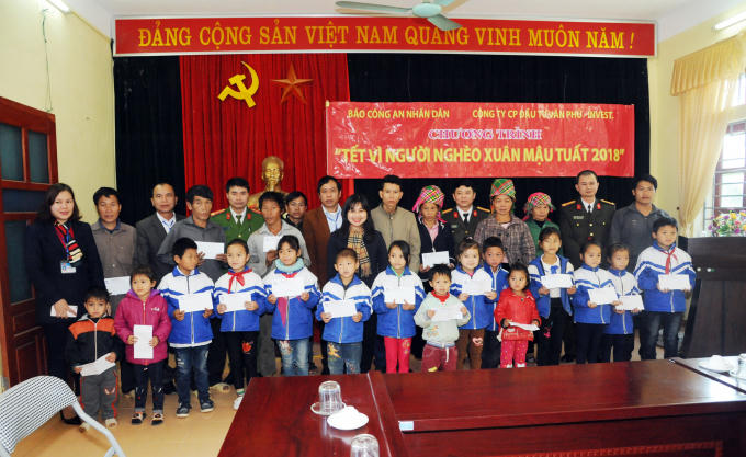 Văn Phú - Invest đưa xuân về với bà con nghèo vùng sâu