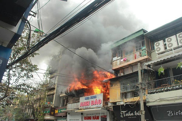 Ngọn lửa mỗi lúc cháy một lớn làm người dân hoảng loạn.