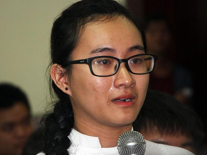 Nữ sinh Phạm Song Toàn kể về cô giáo Toán trong buổi gặp gỡ với lãnh đạo Sở Giáo dục và Đào tạo TP HCM. Ảnh:Mạnh Tùng.