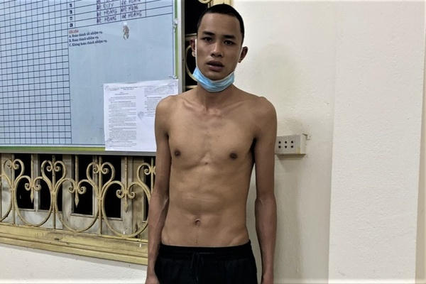 Đối tượng Dương Văn Hùng trong quá trình kiểm tra dấu vết trên thân thể khi đầu thú tại Công an huyện Đại Từ)