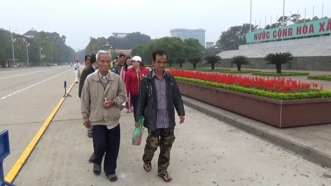 Hai cha con Huỳnh Văn Nén trong lần hiếm hoi ra thăm lăng Bác.