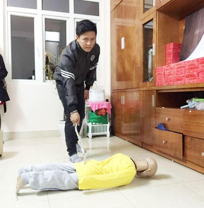 Trần Hoài Nam thực nghiệm hiện trường.