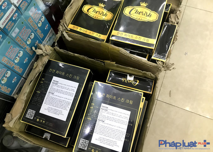 Quan sát trên bao bì của sản phẩm, bằng mắt thường có thsẻ thấy sản phẩm có hình thức y như sản phẩm mỹ phẩm Cherish của Hàn Quốc nhưng đóng gói thô sơ, thông tin về sản phẩm không đúng quy định.