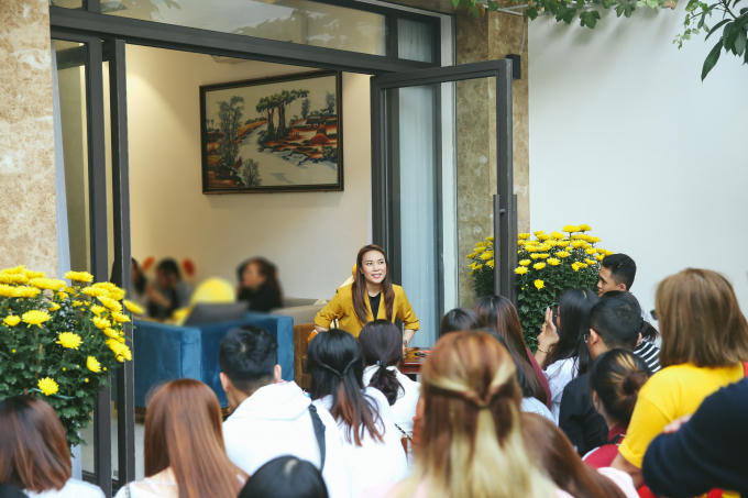 Mỹ T&acirc;m xinh đẹp trong buổi họp fan đầu năm, bất ngờ nhận được nhiều m&oacute;n qu&agrave; &yacute; nghĩa từ người h&acirc;m mộ