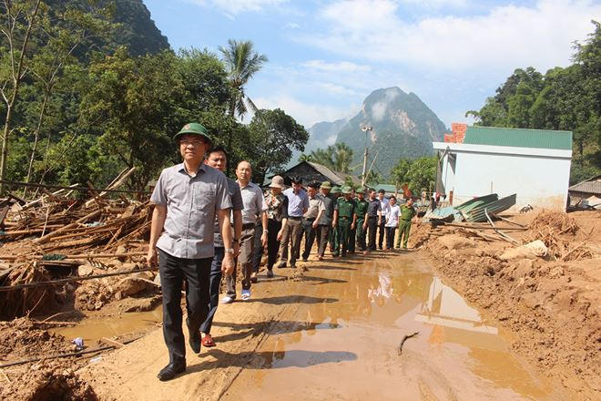 Đường vào bản nhiều đoạn còn lầy bùn nước.
