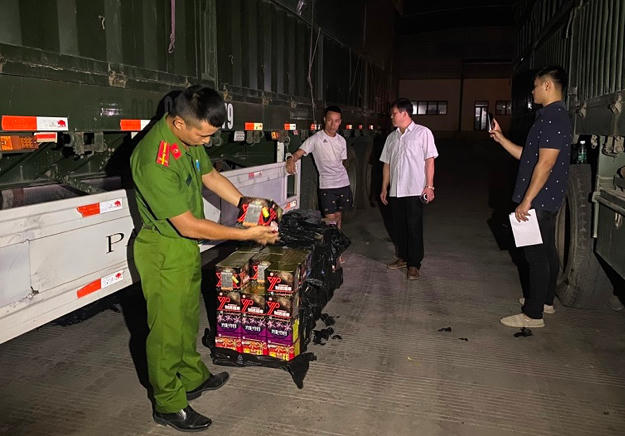 Lực lượng chức năng phát hiện120 hộp pháo, có tổng trọng lượng 168 kg đối tượng Trần Văn Điệp dấu trong téc tự chế dưới gầm xe Sơ mi rơ moóc