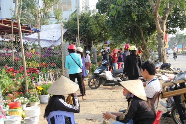 Cảnh mua bán tấp nập tại các chợ hoa Tết ở TP Vinh (ảnh CTV),