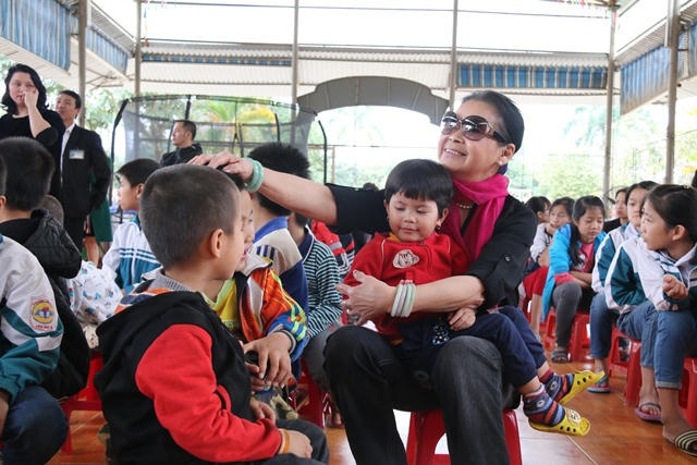 Danh ca Kh&aacute;nh Ly &acirc;n cần, &acirc;u yếm với c&aacute;c em nhiễm HIV trong buổi từ thiện tại Ba V&igrave;