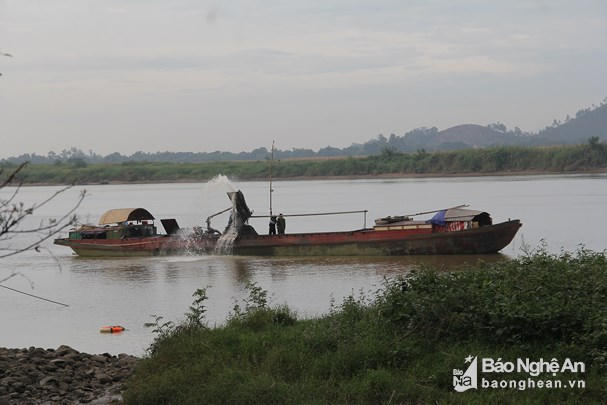 Một tàu hút cát trái phép trên sông Lam. Ảnh: báo Nghệ An
