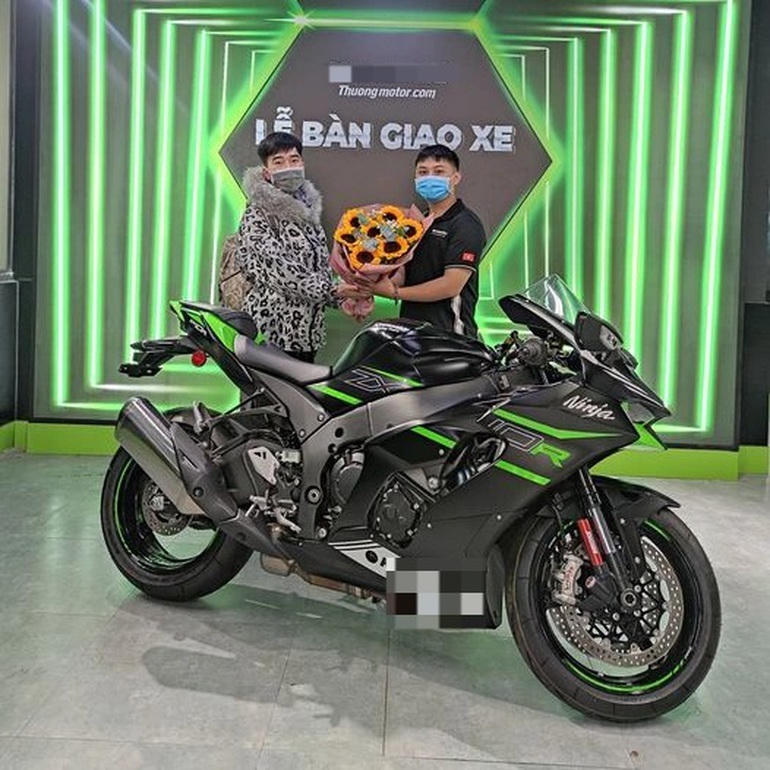 Lễ bàn giao xe cho Nam (Ảnh: Hà Đạt Hùng).
