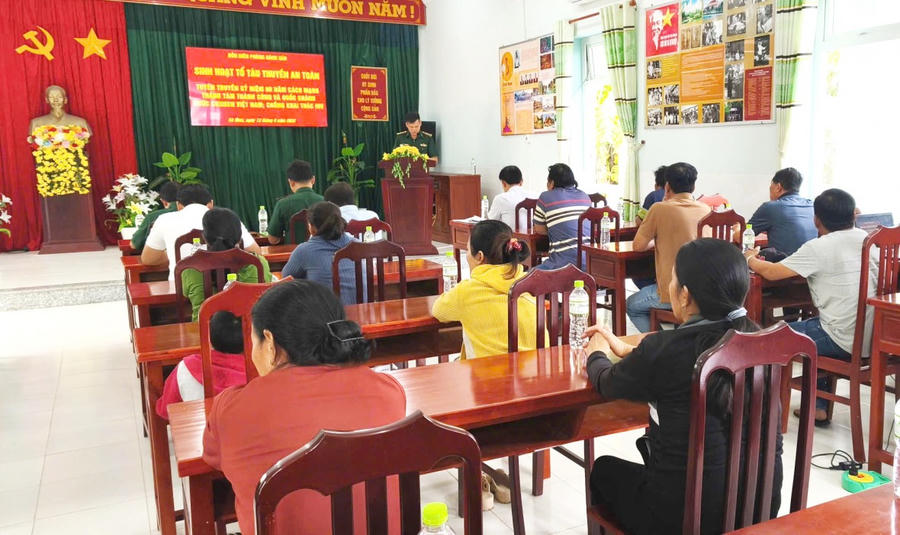 Đồn Biên phòng Gành Hào tổ chức sinh hoạt Tổ tàu thuyền an toàn để chủ tàu cá và ngư dân cập nhật các nội dung mới về chống khai thác IUU.