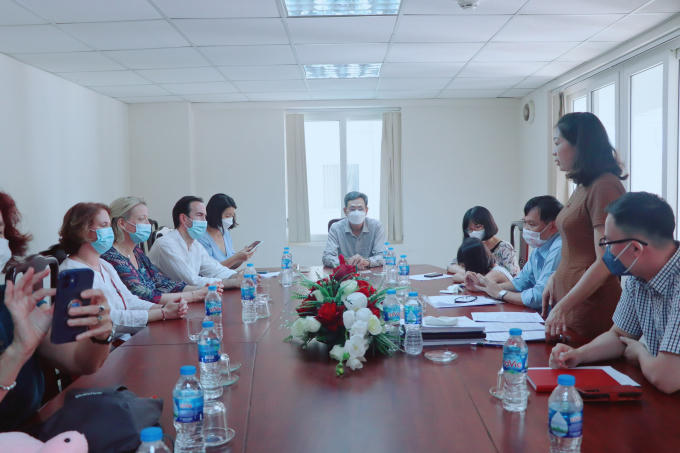 Bà Nguyễn Thị Thanh Xuân, Trưởng phòng HCTP - Sở Tư pháp tỉnh đọc các Quyết định và các biên bản giao nhận con nuôi.