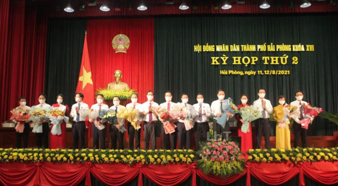 Lãnh đạo TP tặng hoa chúc mừng các chức danh vừa được bầu tại kỳ họp.