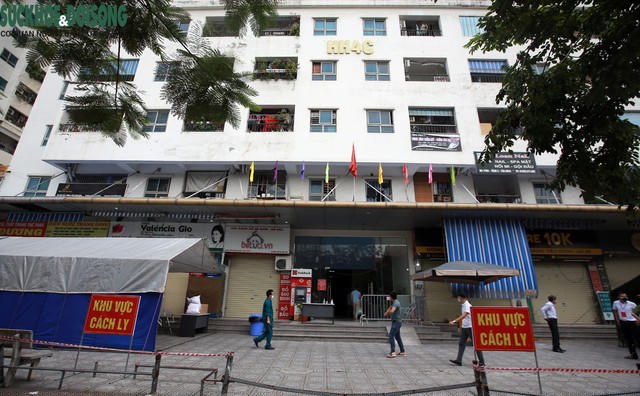 Lực lượng chức năng đã dựng chốt chỉ huy phong chống COVID-19 ngay tại chân tòa nhà.