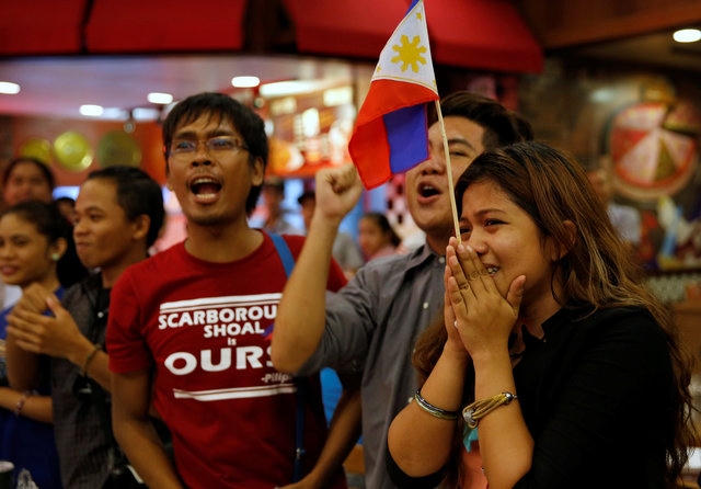 Người Philippines vui mừng sau phán quyết của tòa (Ảnh: Reuters).