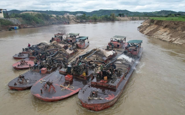 Thượng nguồn sông Sêrêpôk tan hoang vì cát tặc