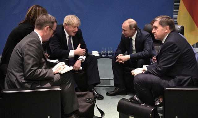 Thủ tướng Johnson (trái) và Tổng thống Putin gặp riêng bên lề hội nghị ở Berlin ngày 19/1. (Ảnh: AP)