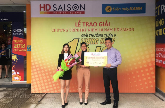 Chị Phạm Thị Tuyết (giữa) – khách hàng thứ 6 nhận được một lượng vàng SJC từ HD SAISON