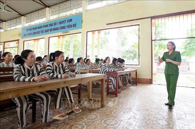 Cán bộ trại giam số 6 - Nghệ An phổ biến, tư vấn về chính sách nhân đạo, khoan hồng của Đảng, Nhà nước đối với người phạm tội bị kết án phạt tù. Ảnh Phạm Kiên/TTXVN