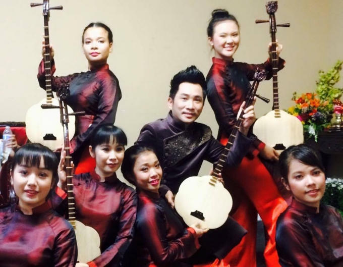 Ca sĩ Quang Thành và các nghệ sĩ trẻ gìn giữ nét văn hóa truyền thống của quê hương ở xứ người