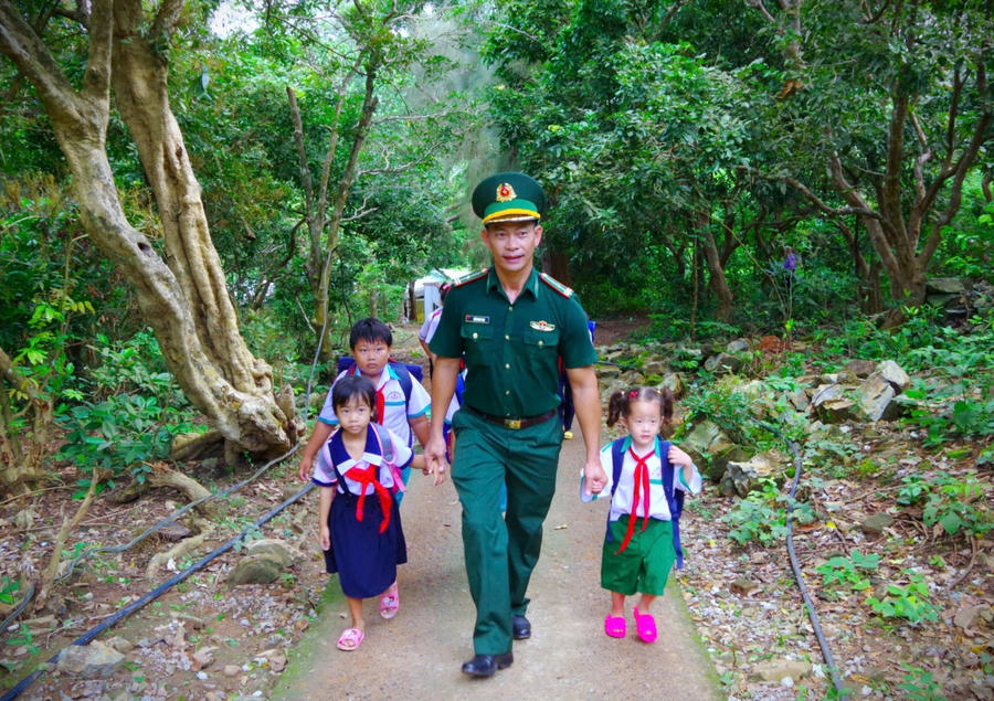 Hằng ngày thầy giáo Trần Bình Phục vẫn cùng các em học sinh vượt qua hàng trăm bậc thang đá để đến lớp học.