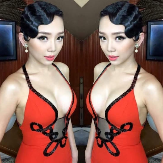 Tóc Tiên tham gia sự kiện với phong cách thời trang sexy.