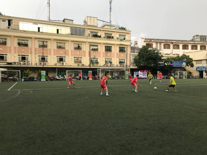 Ở hiệp 1 đội báo Pháp luật Việt Nam liên tiếp tạo ra những tình huống nguy hiểm trước khung thành đội Liên quân Báo chí Thanh Hóa.
