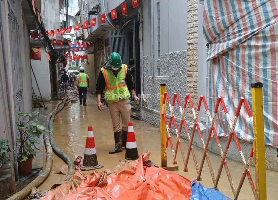 Vẫn còn khá nhiều lượng bùn bị phun lên trong buổi sáng ngày 21/2.