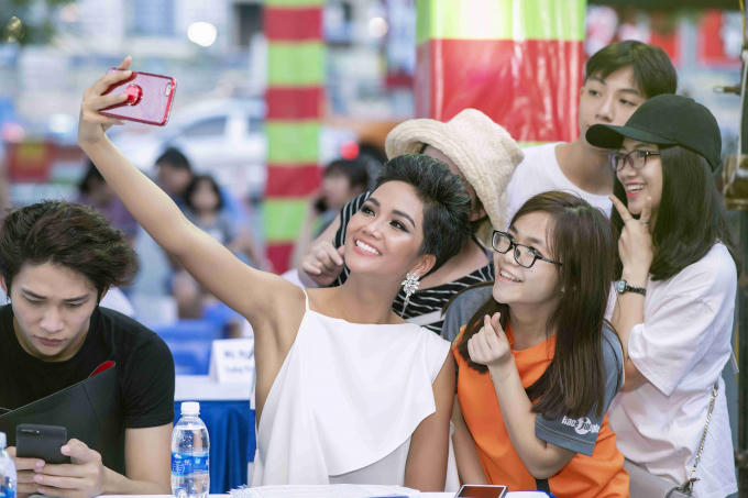 Hoa hậu H'hen Niê khoe vóc dáng ngày càng quyến rũ sau khi tăng cân