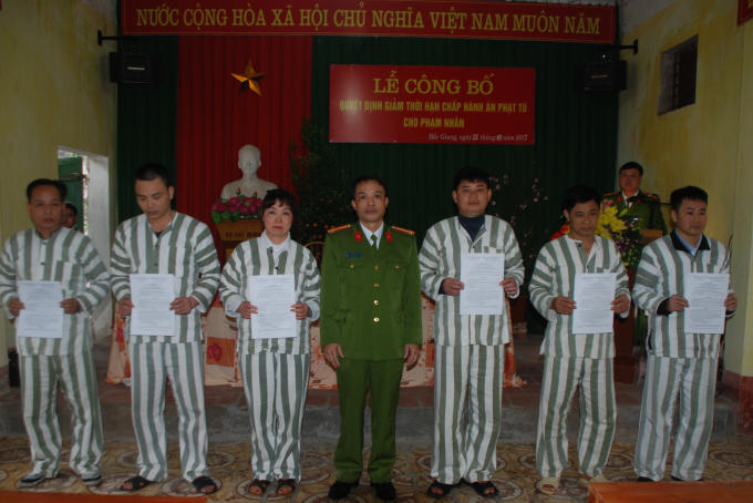 Thượng tá Thân Văn Tuấn (đứng giữa), Phó Giám thị trại tạm giam Công an tỉnh Bắc Giang trao quyết định giảm hình phạt tù cho các phạm nhân.