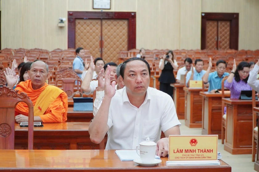 Đại biểu HĐND tỉnh thông qua các dự thảo Nghị quyết quan trọng góp phần thúc đẩy phát triển kinh tế - xã hội của tỉnh trong thời gian tới.