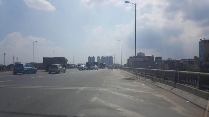 Phần đường rộng chừng 2,5m được kẻ vạch sơn cấm các phương tiện đi vào dài 500m và cũng không phải phần đường dừng đỗ khẩn cấp.